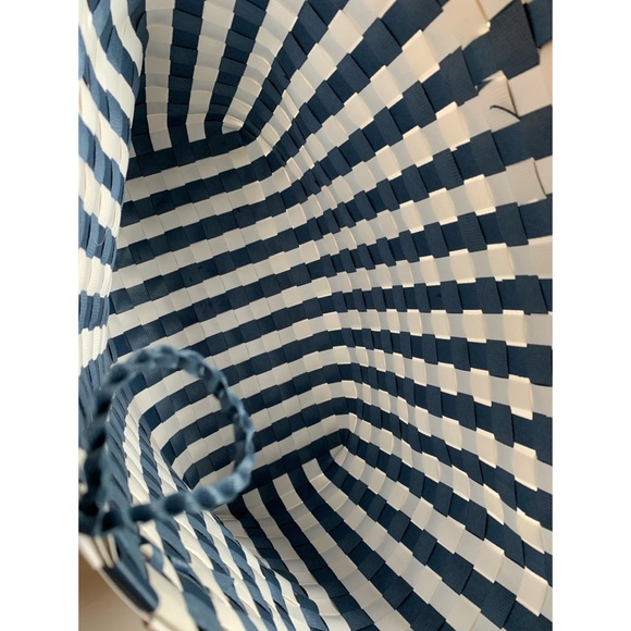 Free with purchase - Super cute blue and white beach or picnic bag - Picture 8 of 9